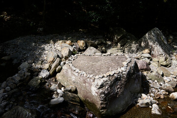 渓谷の岩場にハート型に並べられた石