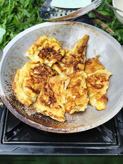 The omelet is half-fried, then cut into pieces.