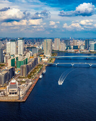 Naklejka premium Aerial view of boats in Odaiba Harbor in Tokyo, Japan