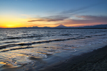 江ノ島（江の島）　片瀬西浜海水浴場（片瀬海岸西浜,　片瀬西浜海岸,　片瀬西浜・鵠沼海水浴場,　片瀬西浜鵠沼海水浴場, 　片瀬海岸）の夕日 （夕焼け,　夕景）と富士山　コピースペースあり（日本神奈川県藤沢市）