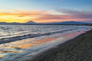江ノ島（江の島）　片瀬西浜海水浴場（片瀬海岸西浜,　片瀬西浜海岸,　片瀬西浜・鵠沼海水浴場,　片瀬西浜鵠沼海水浴場, 片瀬海岸）の夕日 （夕焼け,　夕景）と富士山　コピースペースあり（日本神奈川県藤沢市）
