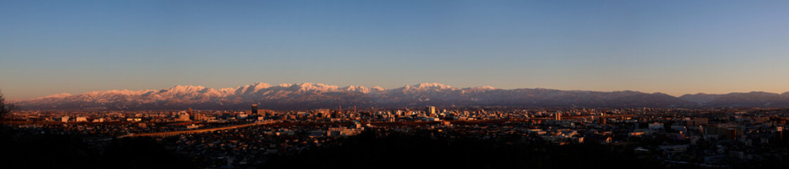 夕方の富山市と立山連峰