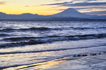 江ノ島（江の島）　片瀬西浜海水浴場（片瀬海岸西浜,　片瀬西浜海岸,　片瀬西浜・鵠沼海水浴場,　片瀬西浜鵠沼海水浴場, 片瀬海岸）の夕日 （夕焼け,　夕景）と富士山　コピースペースあり（日本神奈川県藤沢市）