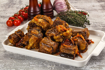 Baked oztail with tomato and carrot