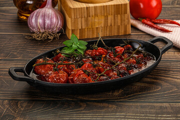 Baked cheeryy momatoes with olive oil
