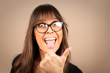 Frau, Gesicht, Brille, Daumen hoch, 