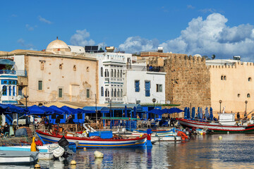 Terrasses sur les quais du port de Bizerte en Tunisie
