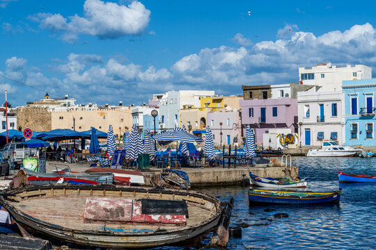 Terrasses sur les quais du port de Bizerte en Tunisie