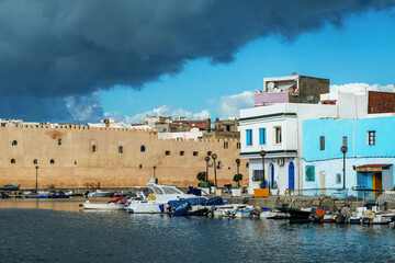 Jour d'orage dans le port de Bizerte en Tunisie