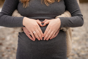 baby belly, belly, couple, photo shoot, hands, heart, pregnancy, pregnant, baby, child, desire to have children, mom, dad, family, heart shape, love, happiness, nature, baby belly shoot