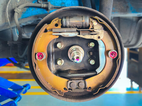 Repairing brake drums, brake pads, handbrake components, and cylindrical brake drums in the rear brake drum set.