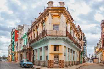 Fototapeta premium Old Havana's Timeless Elegance: A Dance of Colonial Charm and Classic Cars, Cuba