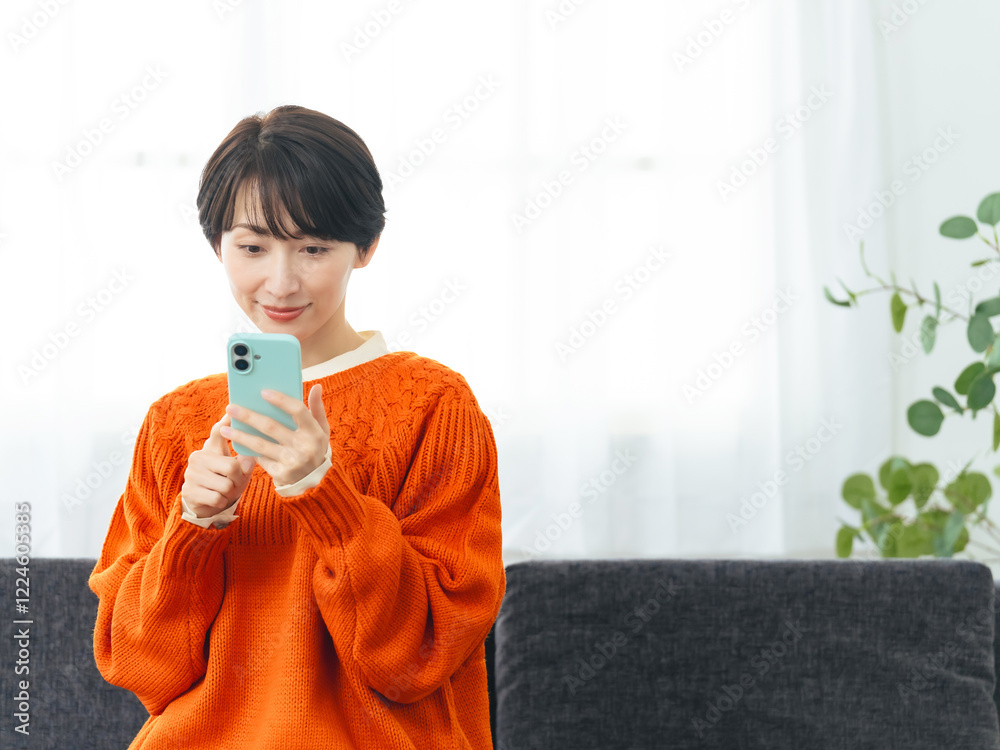 Poster スマホ、アプリ、SNS、動画、女性、ミドルエイジ、メール、web、主婦、副業、スマートフォン、リビングルーム、カフェ、カジュアル、コピースペース、室内、広告、笑顔、リラックス、明るい、部屋、インテリア、閲覧、ブラウザー、予約、検索、記事、ニュース、写真、口コミ、クチコミ、レビュー、フリマ、オークション、セール、キャンペーン、ミドル、中年、日本人、携帯電話、DX、インターネット、オンライン、美人、見