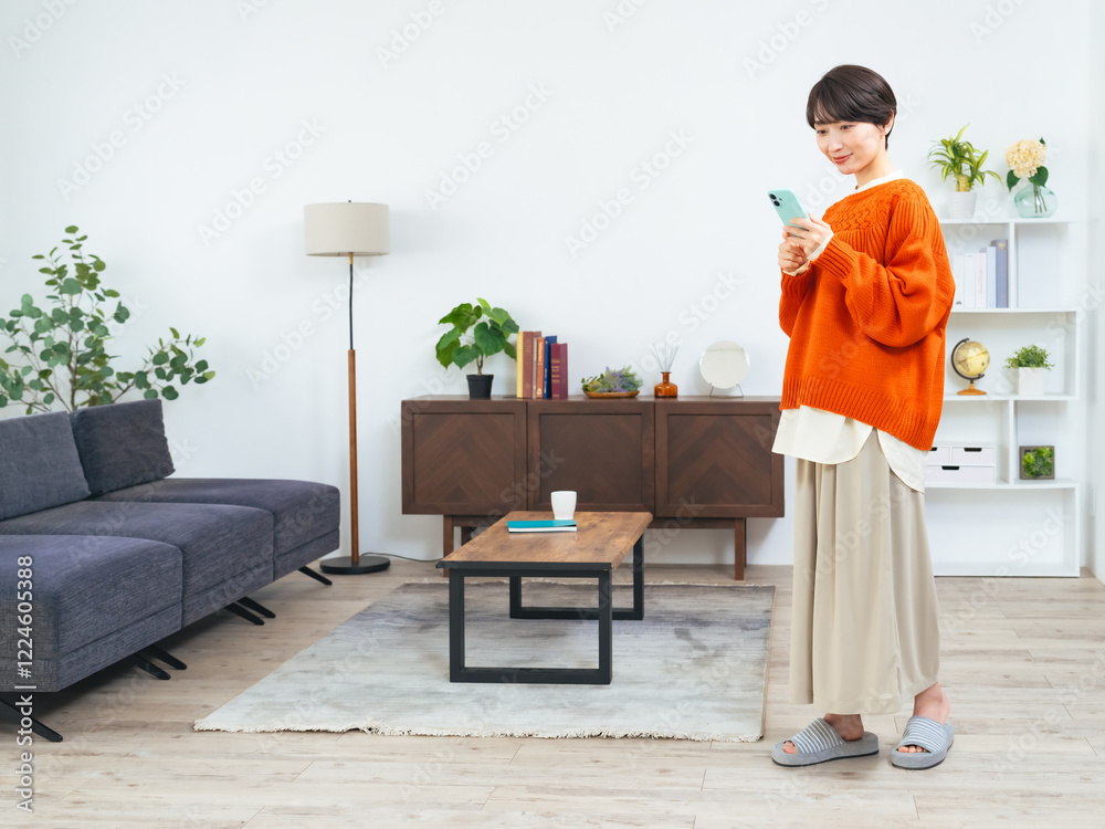 Poster 女性、スマホ、リビングルーム、ライフスタイル、スマートフォン、アプリ、SNS、DX、暮らし、歩く、メール、ポイント、クーポン、インテリア、室内、リビング、ダイニング、コピースペース、広告、モダン、住宅、住まい、引越し、部屋探し、不動産、検索、フリマ、オークション、口コミ、クチコミ、ミドルエイジ、日本人、全身、婚活、ソーシャルメディア、部屋、笑顔、カジュアル、リラックス、明るい、見る、動画、くつろぐ