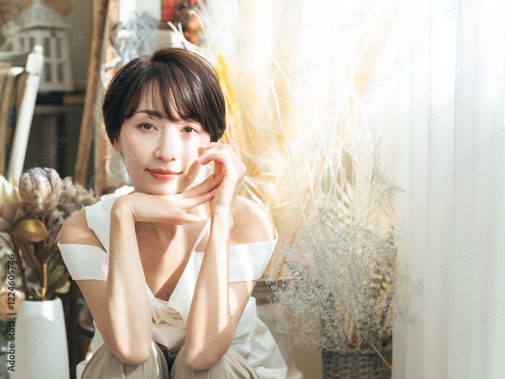 Poster 女性、美容、スキンケア、UVケア、美白、ホワイトニング、コスメ、化粧品、ミドルエイジ、アンチエイジング、脱毛、アンティーク、ドライフラワー、インテリア、装飾、デコレーション、スタジオ、乾燥、ポートレート、美肌、ビューティー、ヘルシー、キレイめ、ファッション、自然光、日焼け止め、日本人、ライフスタイル、おしゃれ、コピースペース、明るい、リラックス、美しい、ナチュラル、上半身、笑顔、美人、室内、30代