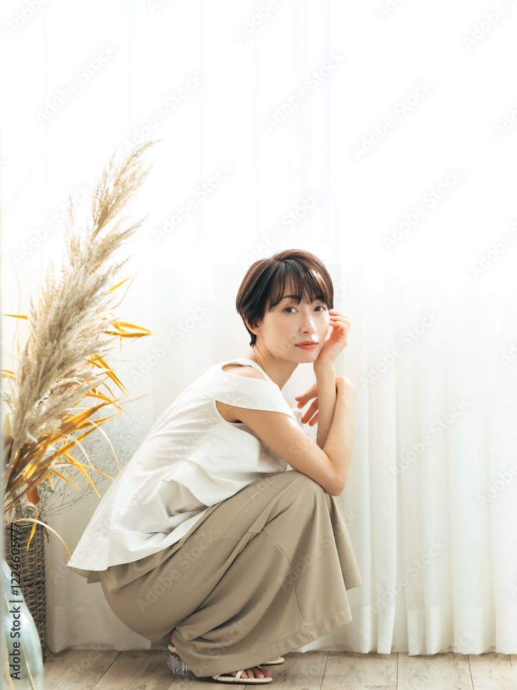 Poster 女性、ファッション、モデル、アパレル、おしゃれ、ナチュラル、ベージュ、コピースペース、広告、日本人、美容、ビューティー、ボディケア、スキンケア、コスメ、化粧品、カーテン、クール、かっこいい、美人、ショートヘア、明るい、座る、カメラ目線、アンチエイジング、エイジングケア、中年、30代、40代、ヘルシー、美しい、清楚、清潔感、透明感、ドライフラワー、インテリア、室内、コンテンポラリー、モダン、自然光、