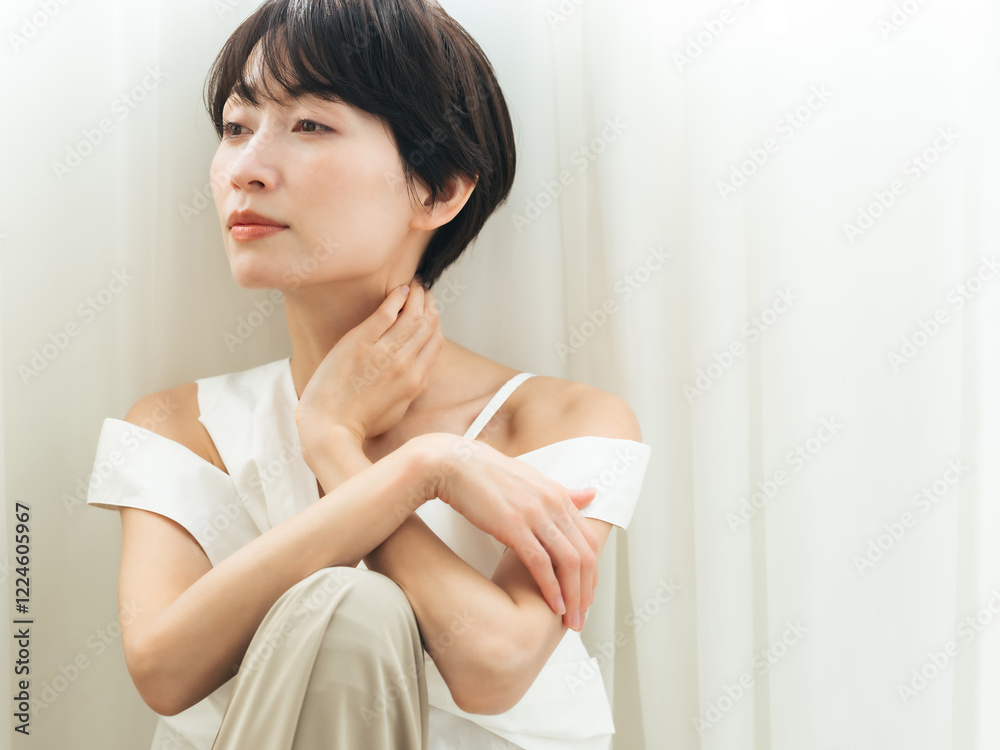 Aufkleber 美容、女性、スキンケア、ナチュラル、コスメ、化粧品、脱毛、美肌、美白、ホワイトニング、ミドルエイジ、ミドル、中年、30代、40代、日本人、おしゃれ、カジュアル、ファッション、ベージュ、きれいめ、キレイめ、アップ、エステ、サロン、シルク、保湿、アンチエイジング、エイジングケア、すべすべ、かっこいい、クール、高級感、透明感、ラグジュアリー、高品質、アパレル、イエベ、美顔、ビューティー、素肌、メイク、爽