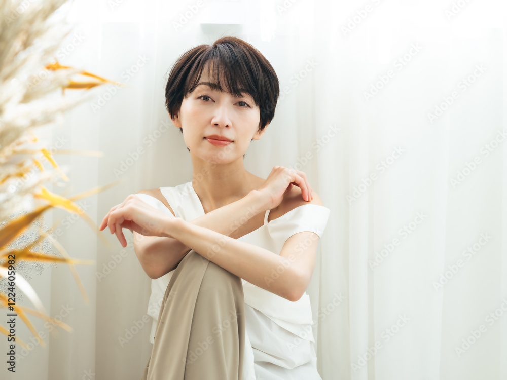 Aufkleber 女性、美容、スキンケア、アンチエイジング、ファッション、おしゃれ、コスメ、ミドルエイジ、化粧品、エイジングケア、日本人、ミドル、中年、30代、40代、美肌、美白、美顔、ホワイトニング、クール、かっこいい、美人、保湿、ナチュラル、コピースペース、広告、ショートヘア、ショートカット、美容院、エステ、サロン、キレイめ、きれいめ、モデル、カメラ目線、ベージュ、イエベ、ライフスタイル、ビューティー、リラック