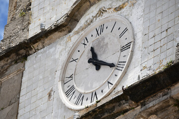 The Church of Our Lord of Bonfim, in Salvador, Bahia, is a symbol of faith and religious syncretism. Famous for the Lavagem do Bonfim and its colorful ribbons, attracting devotees and tourists.