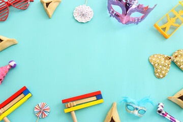 Obraz premium Purim celebration concept (jewish carnival holiday) over blue background