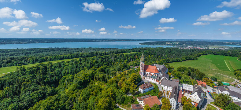 Kloster Andechs mit Blick auf den Ammersee in Bayern, Deutschland