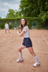 Obraz premium Confident female tennis player posing outdoors