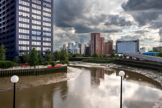 Leamouth Peninsula, London, showcases a blend of innovative residential and commercial developments surrounded by the Thames. Modern apartment blocks, cultural spaces, and landscaped paths define thi