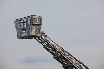 Detail eines Feuerwehrautos mit ausfahrbarer Leiter.