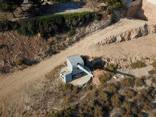 Kanone an einer Hafeneinfahrt.