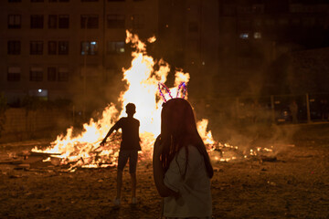 Obraz premium People at a bonfire at the San Juan Festival in Vilagarcía de Arousa, Galicia