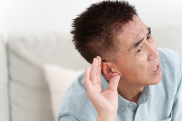 Obraz premium 耳が遠いシニア男性