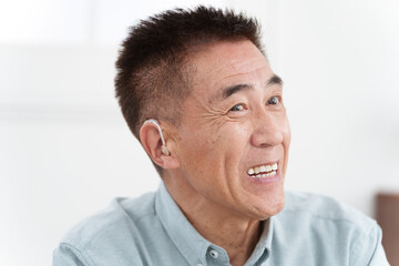 Obraz premium 補聴器をつけたシニア男性