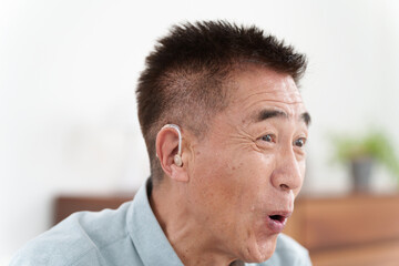 Obraz premium 補聴器をつけたシニア男性