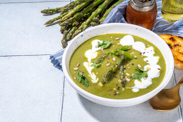 Green asparagus cream soup