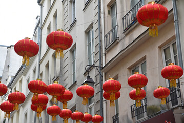 Myriade de lanternes rouge et or du Nouvel An chinois à Paris