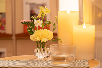 テーブルに飾った春の小さな草花,インテリア