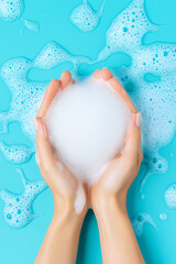 Naklejka premium A hand holding a bubble of soap in a bathtub