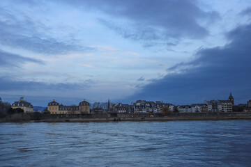Blick auf Neuwied am Rhein mit Residenzschloss im Abendlicht