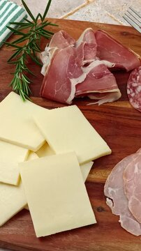 fromage &agrave; raclette et charcuterie, en gros plan