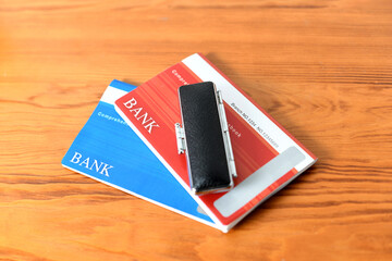 机に置かれた銀行通帳と印鑑のイメージ
