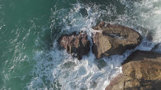 rocas oleaje chocando