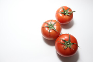 토마토 세개