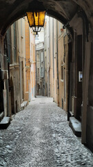 Une ruelle dans le village médiéval de Crest, situé dans le département de la Drôme en France