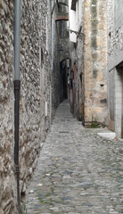 Une ruelle dans le village médiéval de Crest, situé dans le département de la Drôme en France