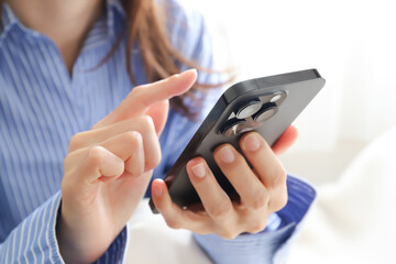 スマートフォンを使う女性