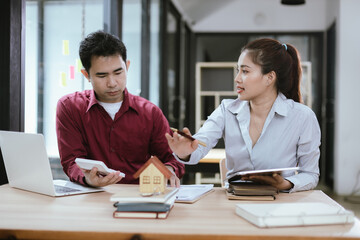 Obraz premium Real estate professionals meet with clients to discuss real estate investing, sales, and mortgage options. They review contracts to ensure a safe and successful transaction.