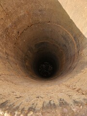 interno di un pozzo secco in Benin, Africa