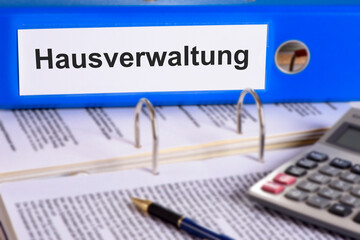 Ein Aktenordner ist beschriftet mit Hausverwaltung