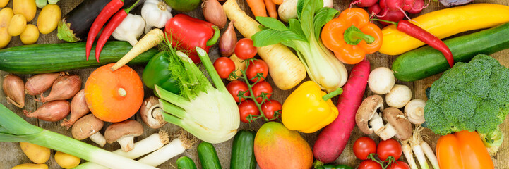 Frisches vitaminreiches Gemüse liegt zusammen für die Küche