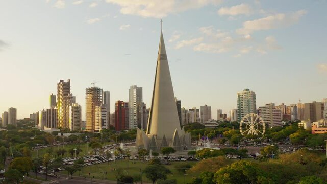 Catedral de Maring&aacute; com roda gigante.